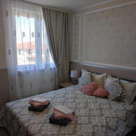 Midtown Apartment Орадя Экстерьер фото