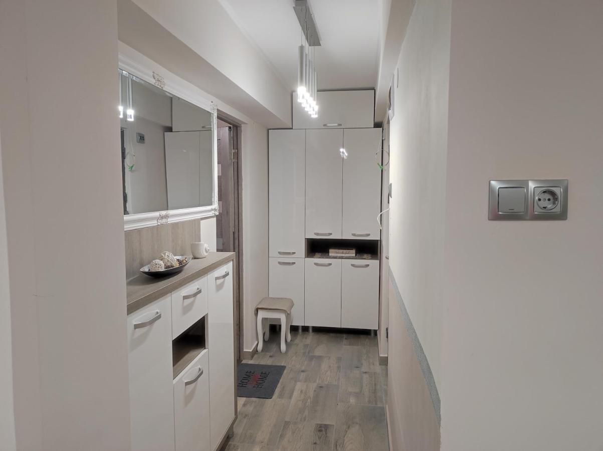 Midtown Apartment Орадя Экстерьер фото