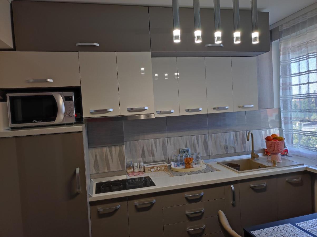 Midtown Apartment Орадя Экстерьер фото