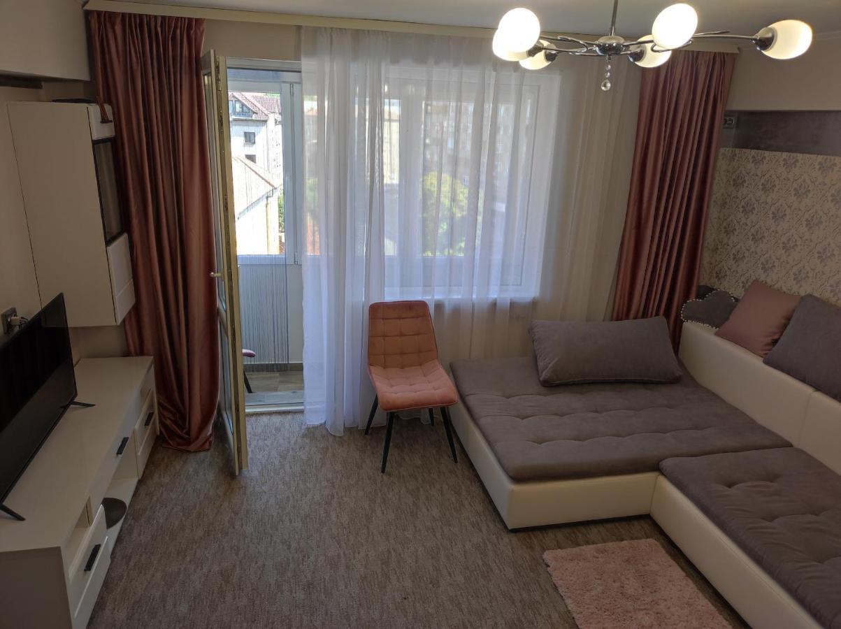 Midtown Apartment Орадя Экстерьер фото